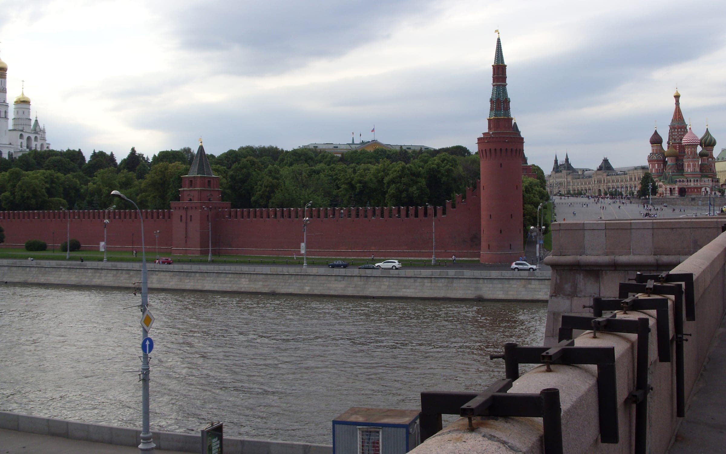 Московский Кремль с набережной Москвы-реки